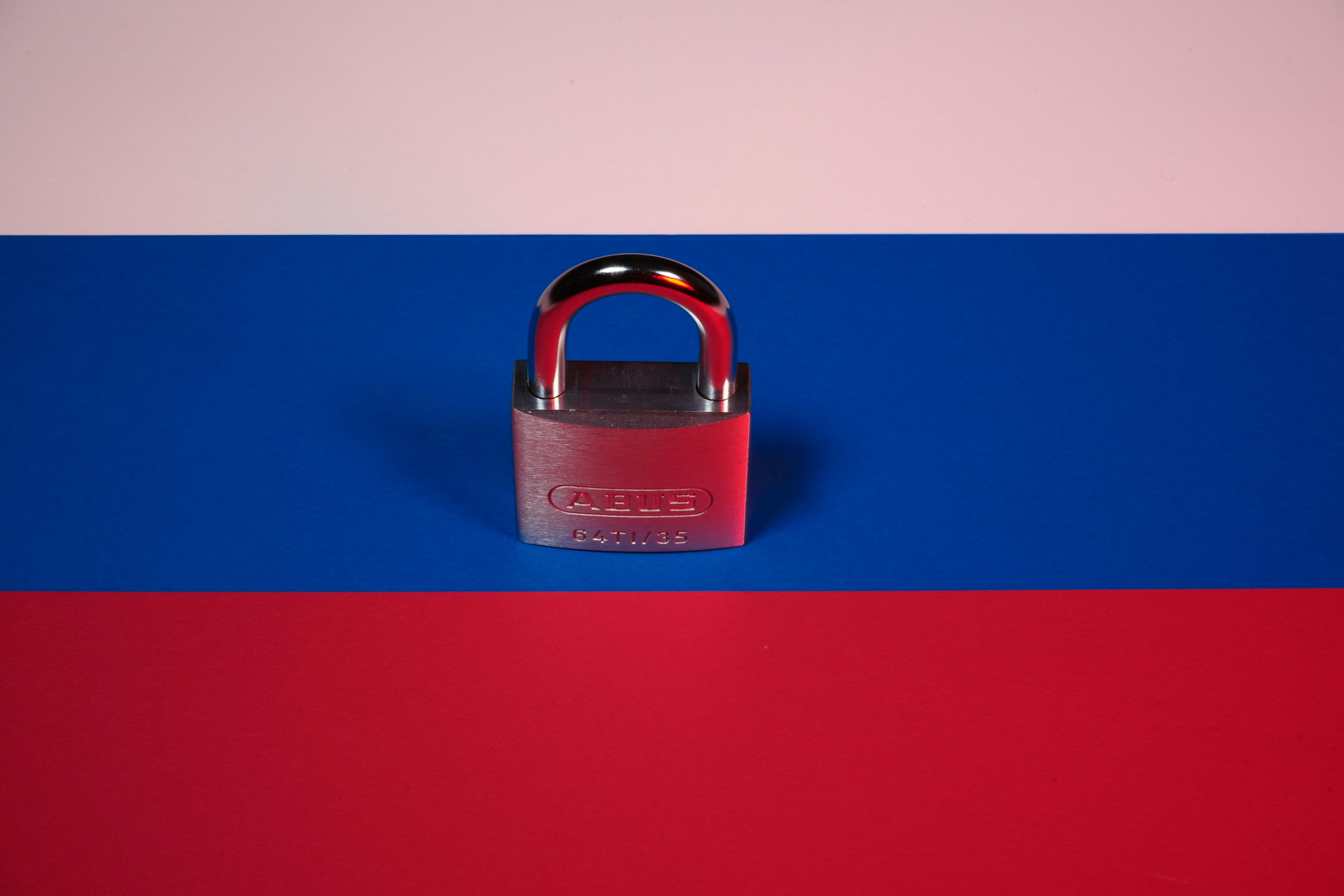 Cover image for Rosyjskie cyberataki na Polskę: 300 incydentów dziennie, szpitale i woda na celowniku – 1 mld euro na tarczę!