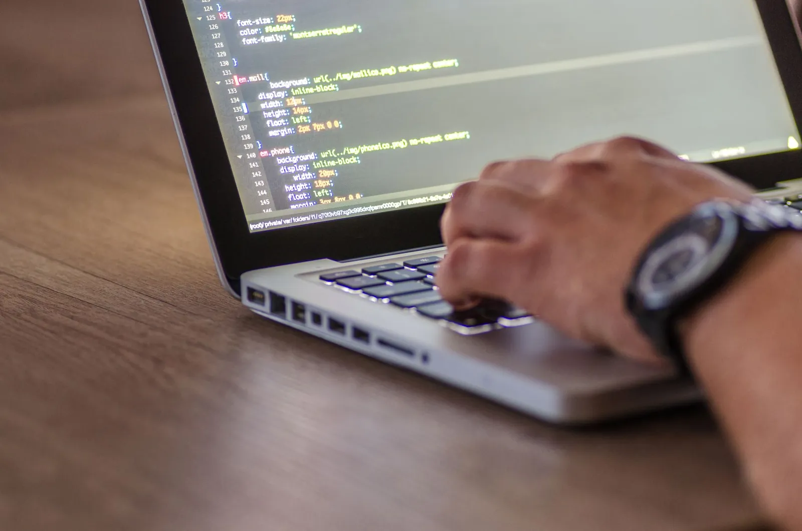 OpenCode: luka w połączeniu MCP pozwala uruchamiać polecenia w Windows