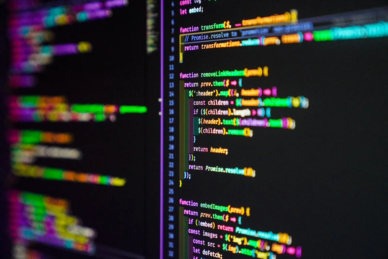 Ekran laptopa pokazujący kod źródłowy aplikacji React i Next.js - ilustracja do artykułu o krytycznej luce bezpieczeństwa CVE-2025-55182 w React Server Components